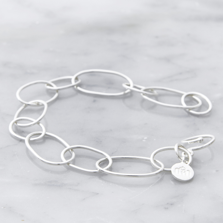 silverarmband gjort av öglor i olika storlekar. silver bracelet with round links
