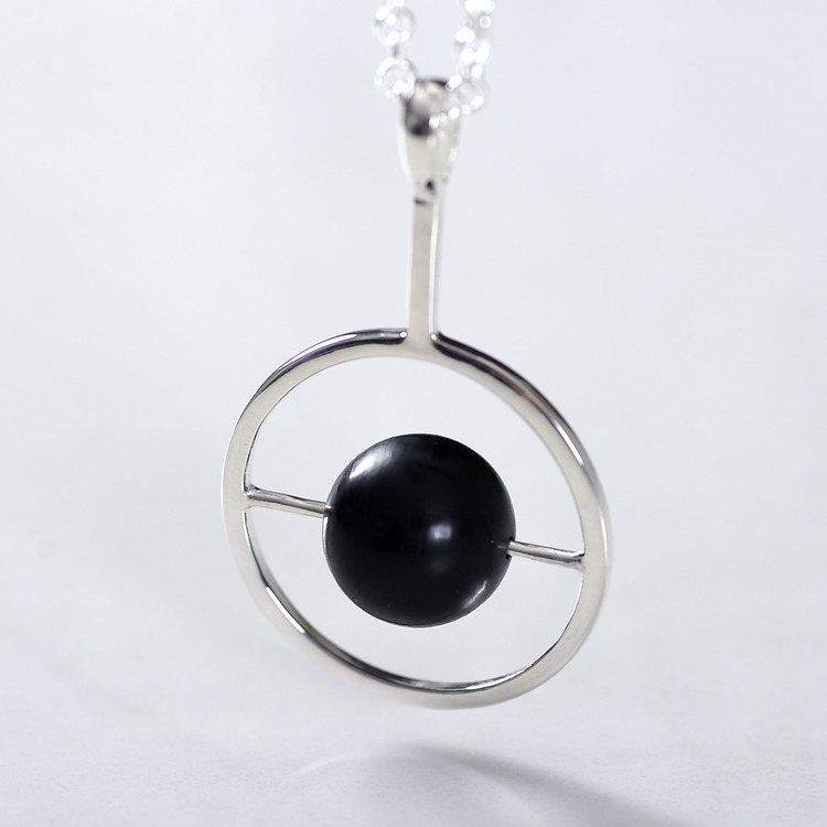 silverhänge med svart onyx. silver pendant with black onyx.