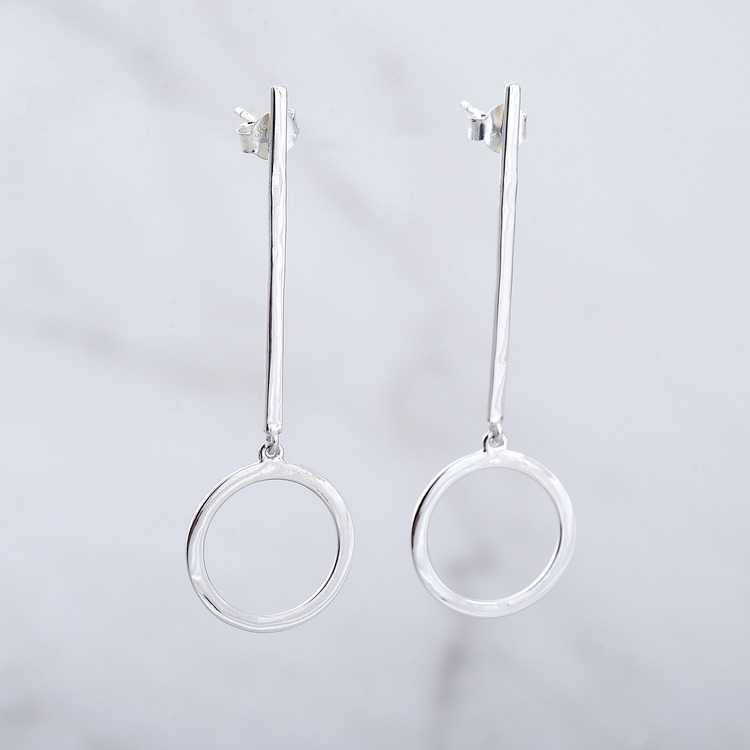 silverörhängen med en cirkel. silver earrings with a circle.