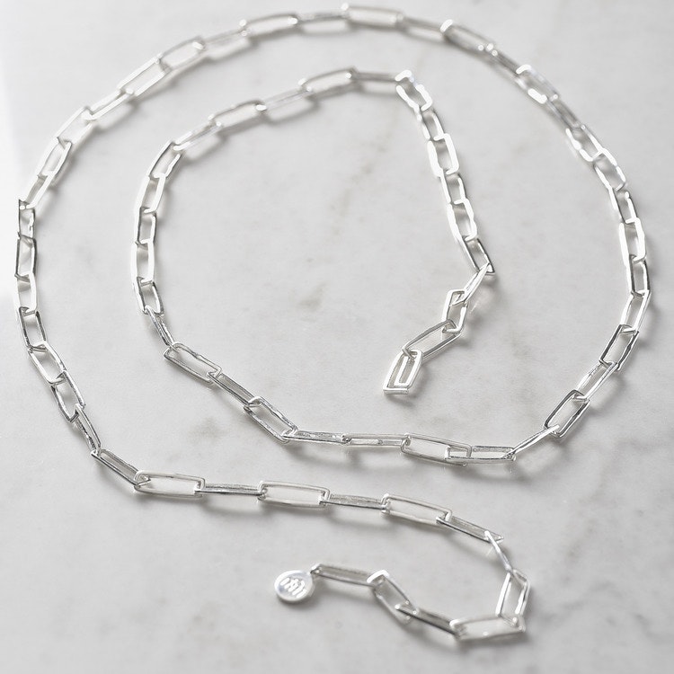 lång silverkedja med rektangulära länkar. long silver chain with rectangular links.