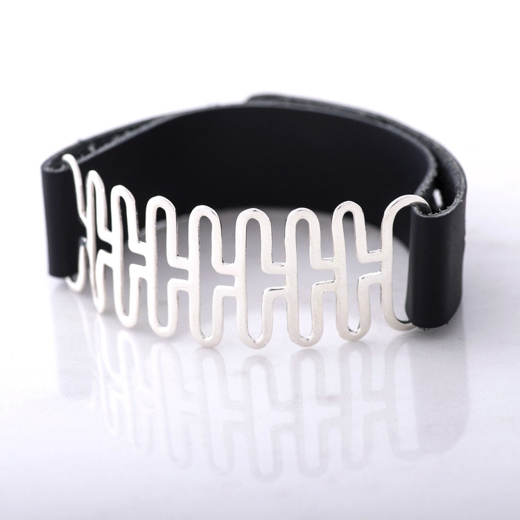 silverarmband i svart läder. silver bracelet in black leather.