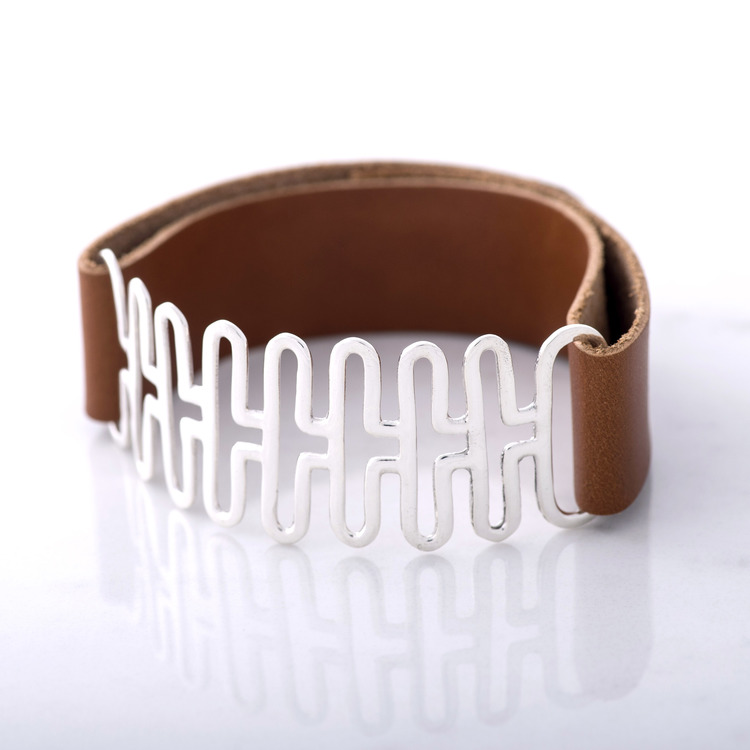 silverarmband med brunt läder. silver bracelet with brown leather