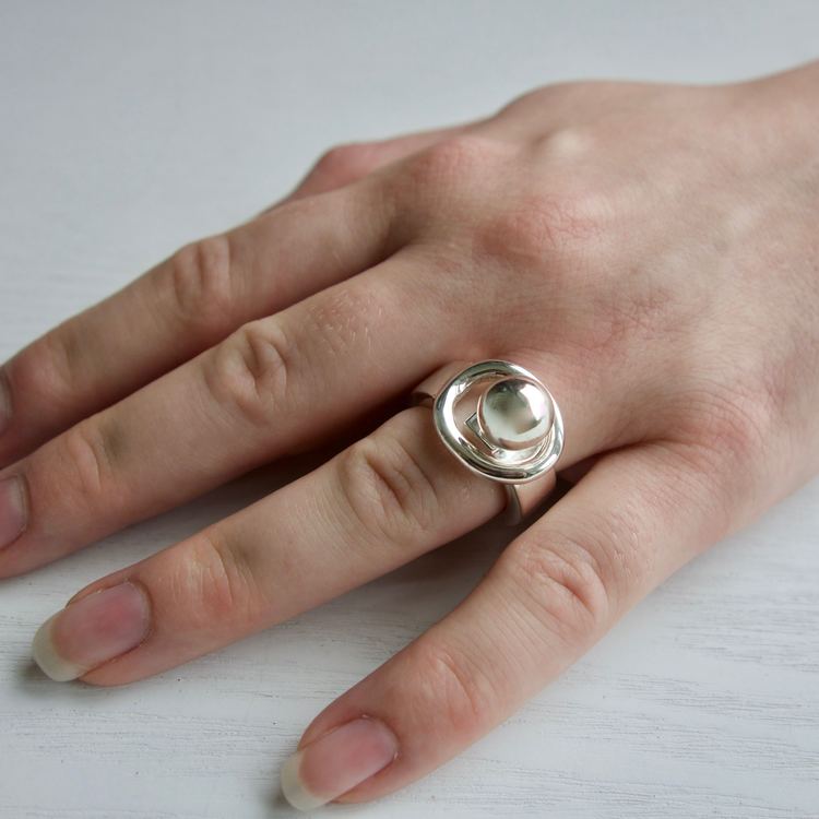 hand med silverring med silverkula. hand with silver ring with silver globe
