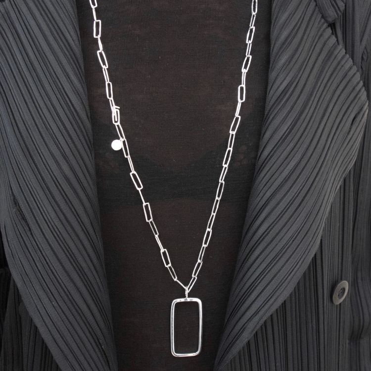 silverhänge med rektangulär form på silverkedja. silver pendant with rectangular shape on a silver chain