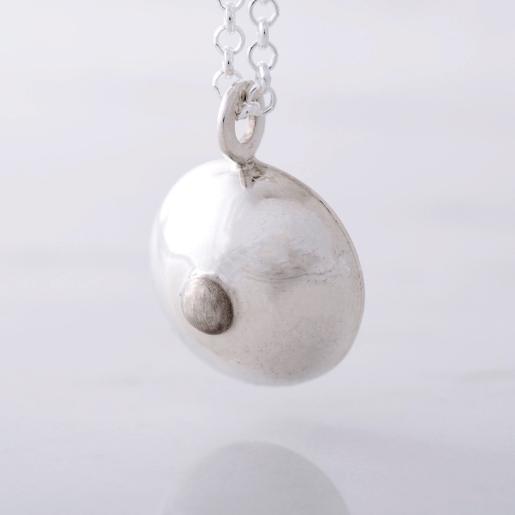 silverhänge i from av ett bröst. silver pendant, shape as a breast
