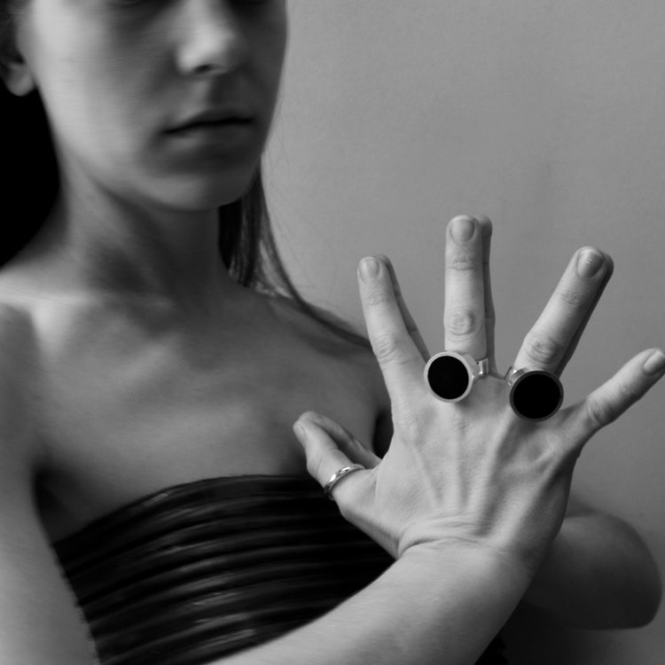 stora silverringar med mattslipade onyx. big silver rings with mat polished onyx.