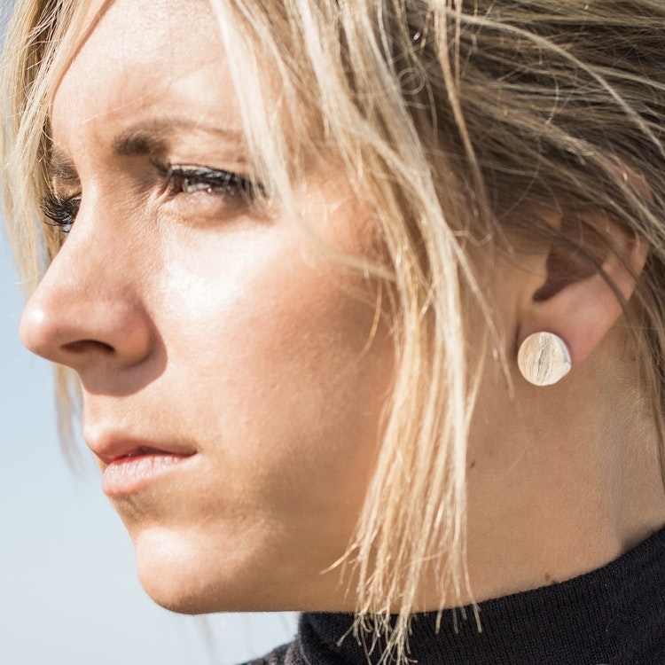 silverörhänge på modell. silver earrings on a model