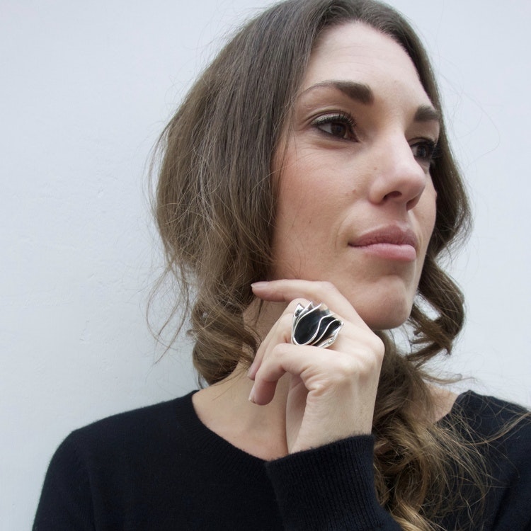 kvinna med stor massiv oxiderad silverring. woman with big massive oxidised silver ring.