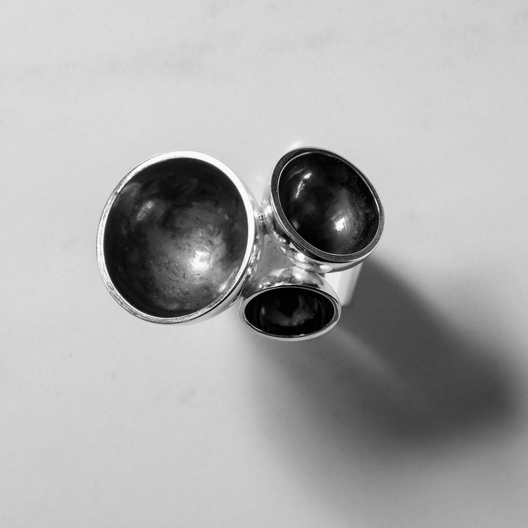 Stor oxiderad silverring . Big oxidised silver ring