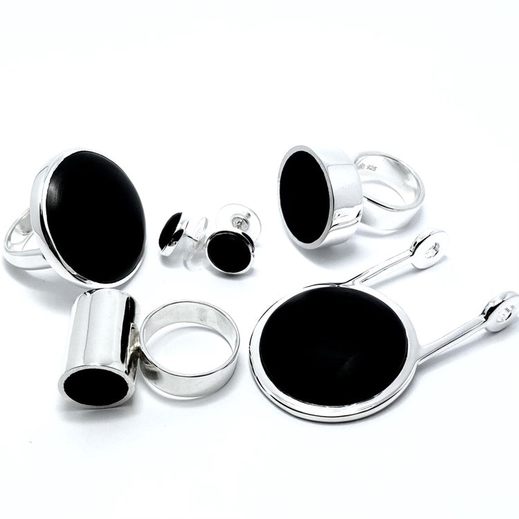 Silversmycken med svart onyx. Silver jewellery with black onyx.