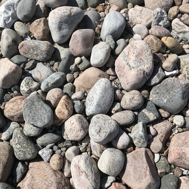 stenar på en strand. stones on a beach.