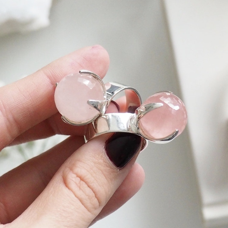 två stora silverringar med rosenkvarts. two big silver rings with rose quartz