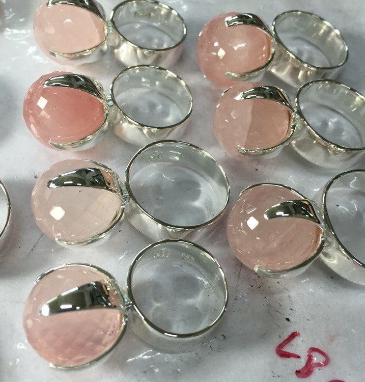 silverringar med rosenkvarts i olika rosa nyanser. silver rings with rose quartz in many nuances in pink