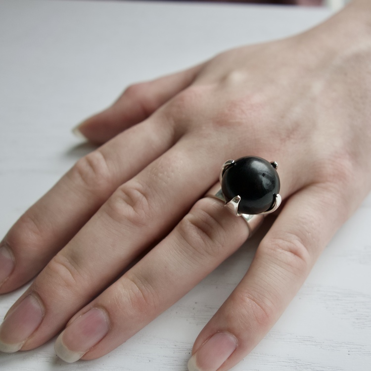 Hand med stor silverring med mattslipad onyx. Hand with big silver ring with mat polished onyx