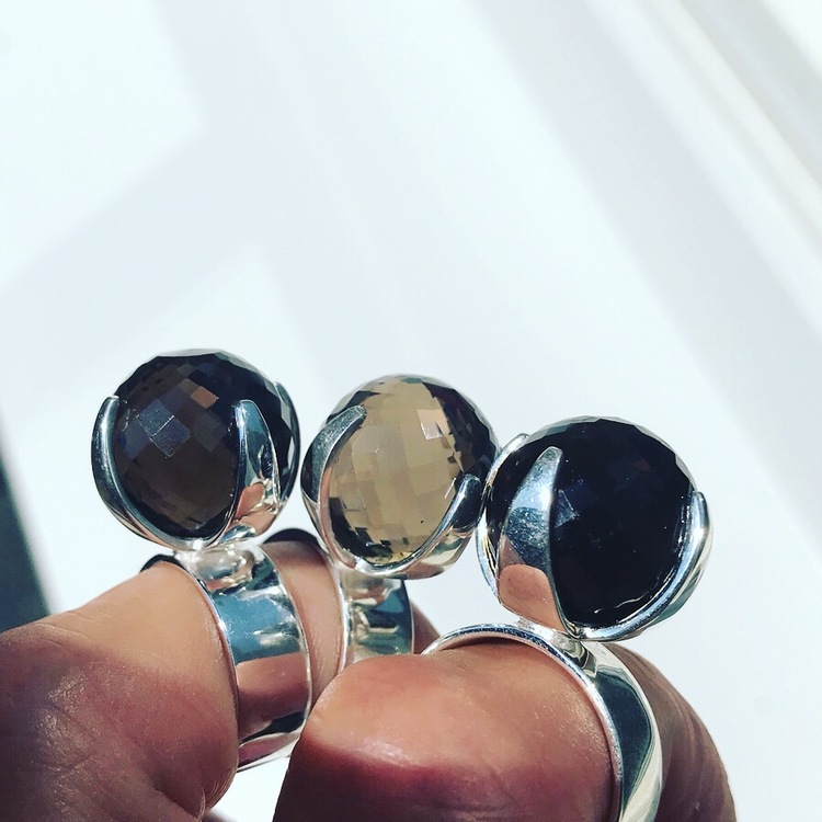 tre stora silverringar med rökkvarts i olika bruna toner. Three big silver rings with smokey quartz in various nuances of brown