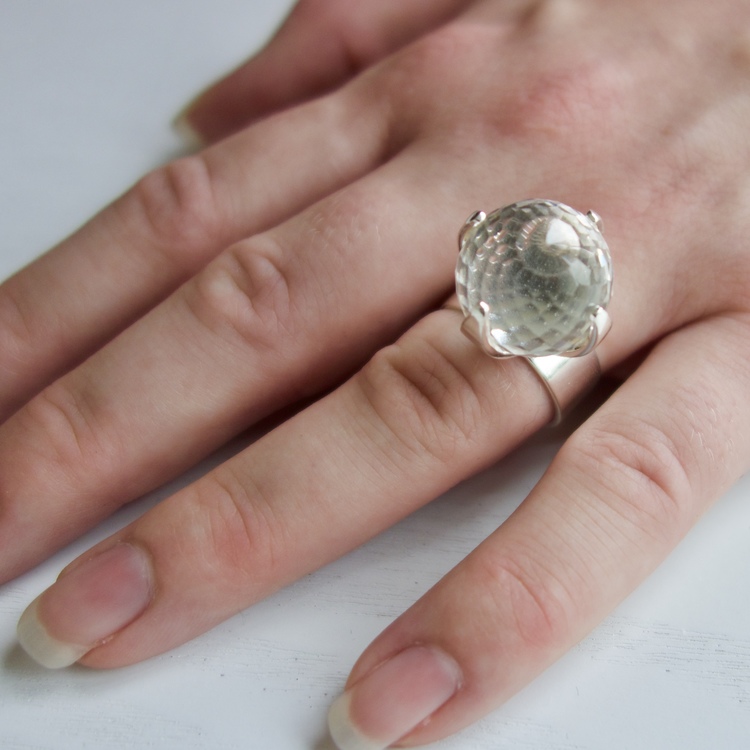 Stor silverring med en stor rund facettslipad bergskristall. big silver ring with crystal quartz