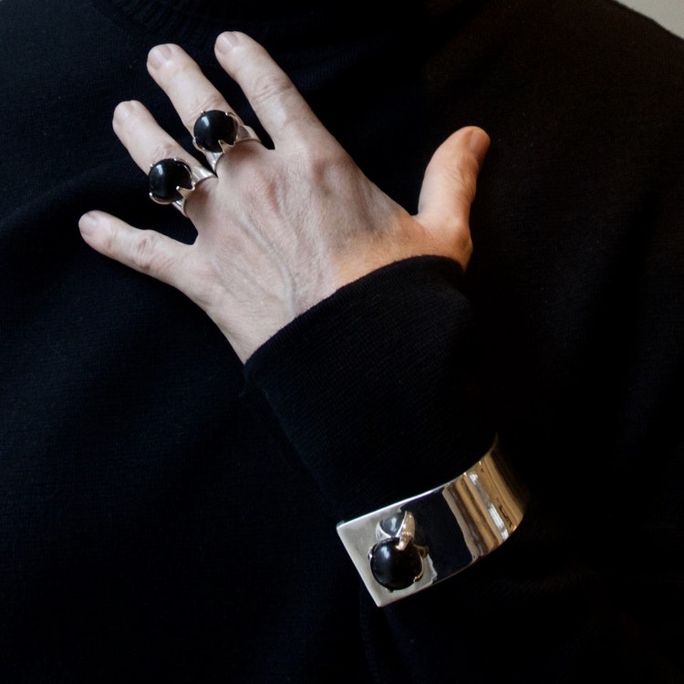 hand med två stora silverringar med mattsvart onyx. hand with two big silver rings with mat black onyx