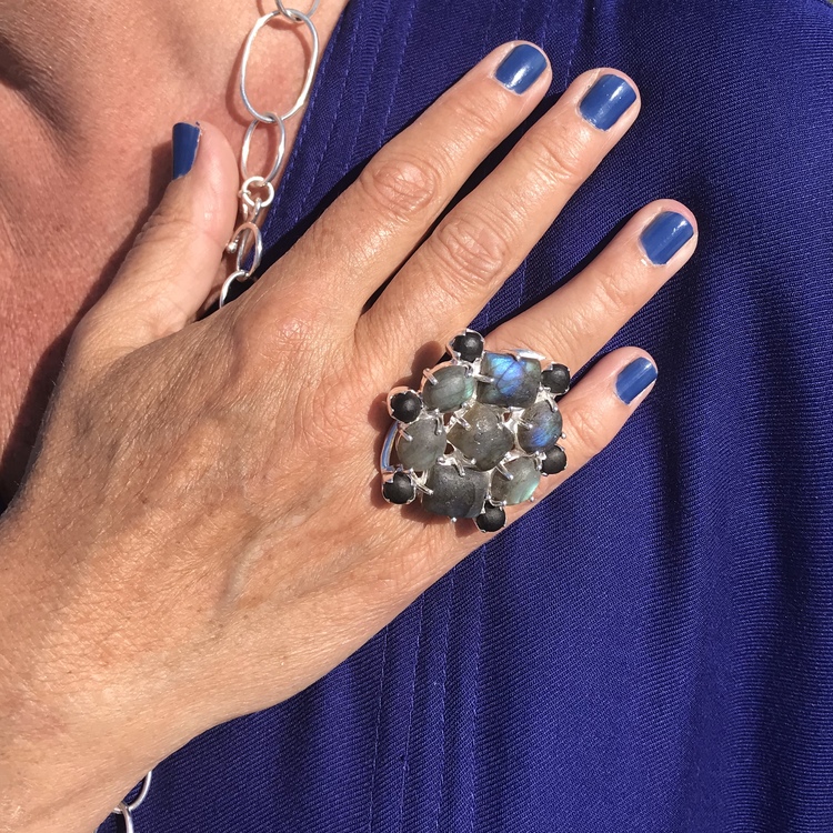 Stor silverring med mattslipade Labradoritstenar. Big silver ring with Labradorite stones