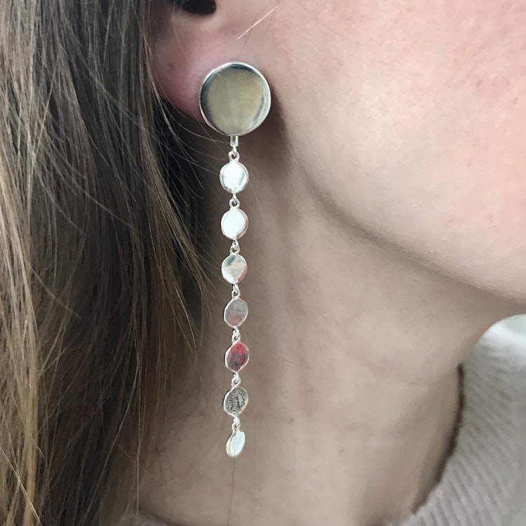 stora silverörhängen, glittrande som regndroppar. big silver earrings, like raindrops