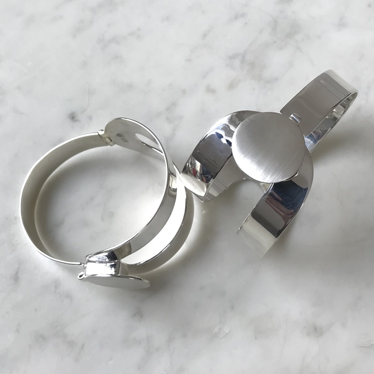 stort silverarmband, öppningsbart med gångjärn och lås. Big silver bracelet with hinge and lock