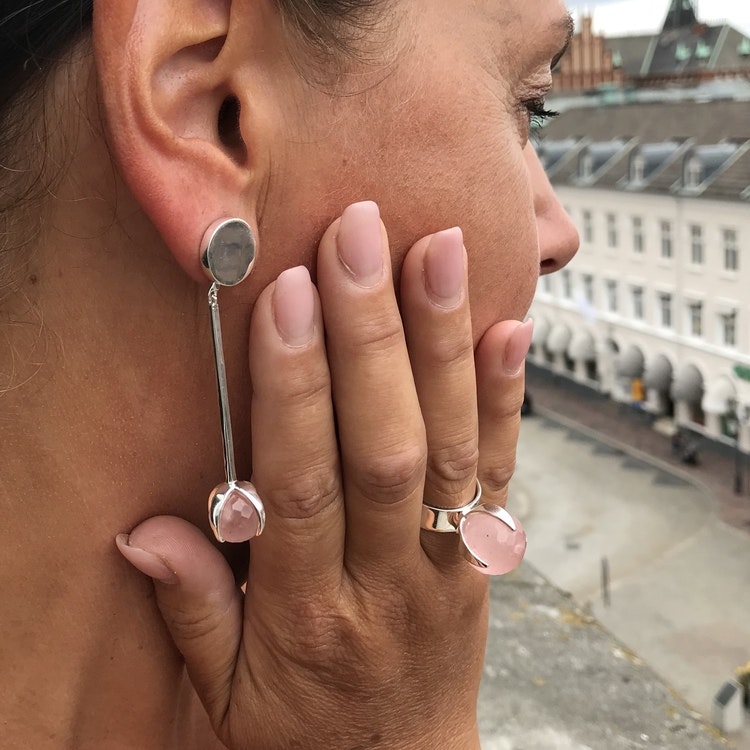 stora silverörhängen med rosenkvarts och matchande stor ring. big silver earrings with rose quartz and matching big silver ring