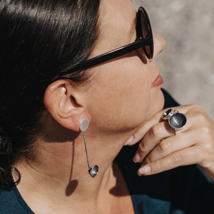 Stor oxiderad silverring med matchande stora örhängen . Big oxidised silver ring with big matching earrings