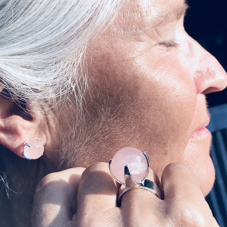 silverörhängen med rosenkvarts och matchande stor ring. silver earrings with rose quartz and matching big silver ring