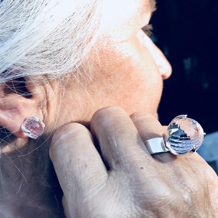 modell med silverstuds i kristallkvarts och matchande stor silverring. model with studs in silver and crystal quartz and matching big silver ring