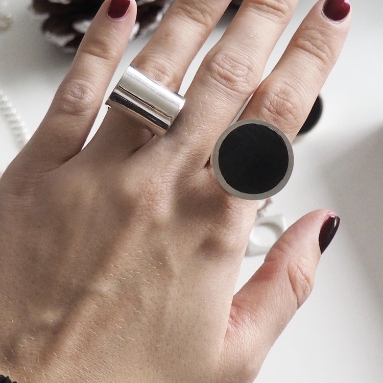 stora silverringar, bägge med mattslipad onyx. Big silver rings, both with mat polished onyx