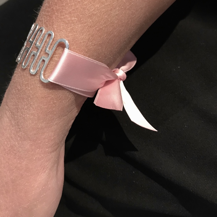 silverarmband med rosa band. silver bracelet with pink ribbon