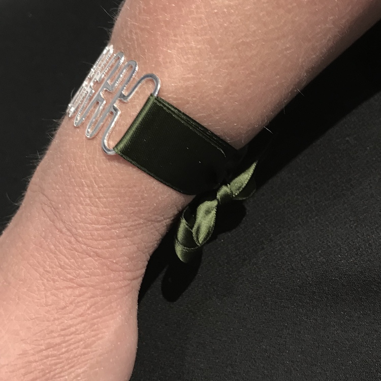 silverarmband med grönt sidenband. silver bracelet with green silk ribbon