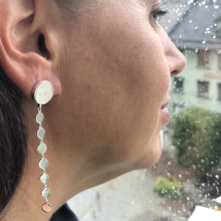 stora silverörhängen, glittrande som regndroppar. big silver earrings, like raindrops