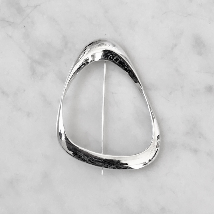 Stilren vacker silverbrosch, inspirerad av en mussla. Beautiful silver brooch, inspired by a musle.