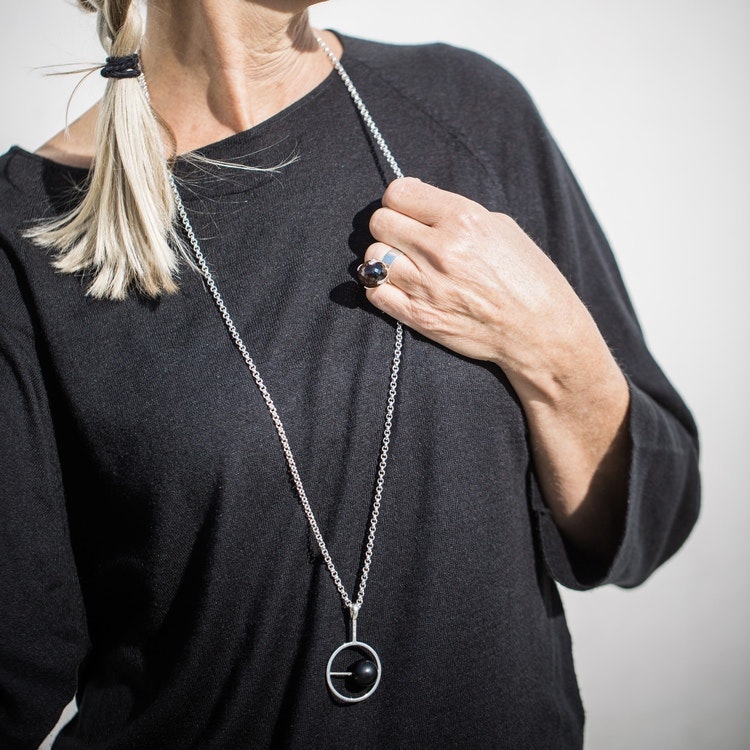 lång silverkedja med hänge i onyx. Long silver chain with black onyx