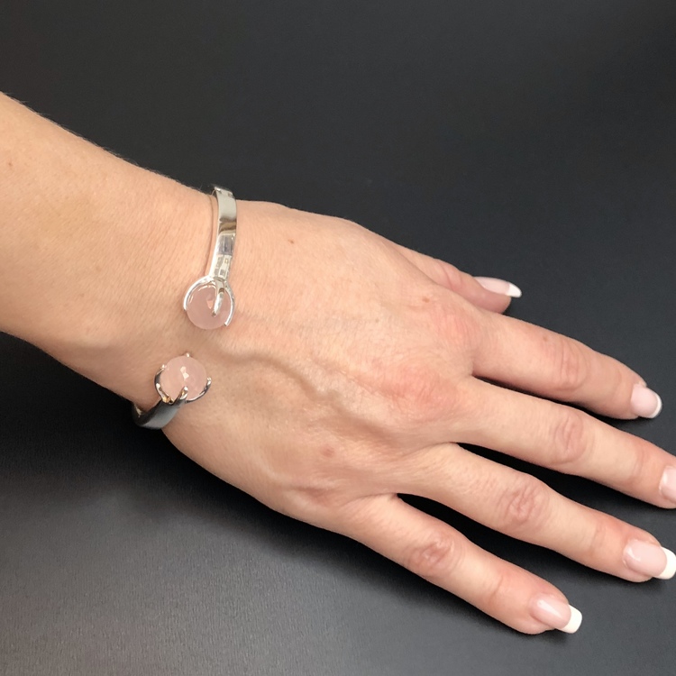 Silverarmband med två stenar i rosenkvarts. Silver bracelet with two stones in rose quartz