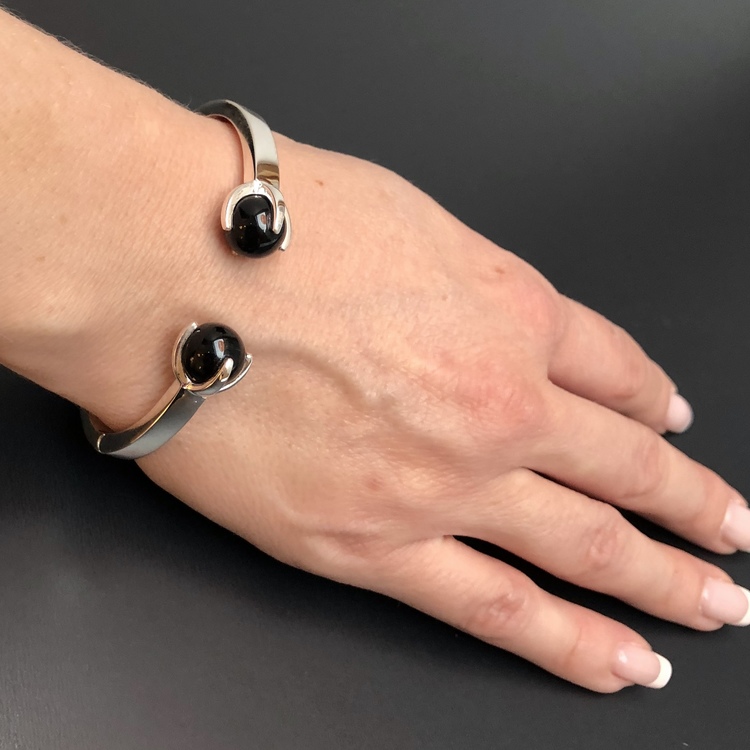 Silverarmband med två stenar i rökkvarts. Silver bracelet with two stones in smokey quartz