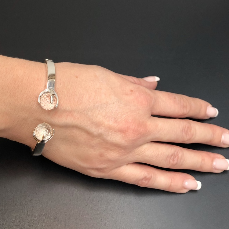 Silverarmband med två stenar i kristallkvarts. Silver bracelet with two stones in crystal quartz