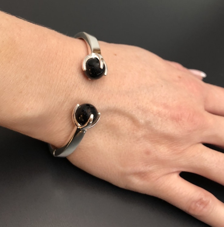 Silverarmband med två stenar i svart onyx. Silver bracelet with two stones in black onyx