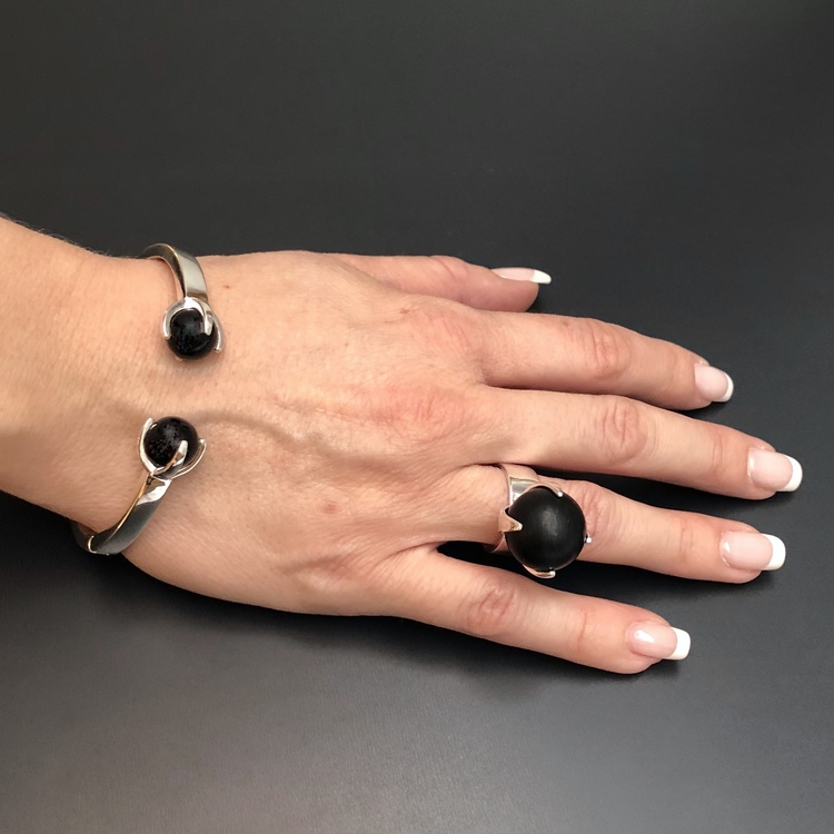 Matchande ring och armband i silver och onyx. Matching ring and bracelet in silver and onyx