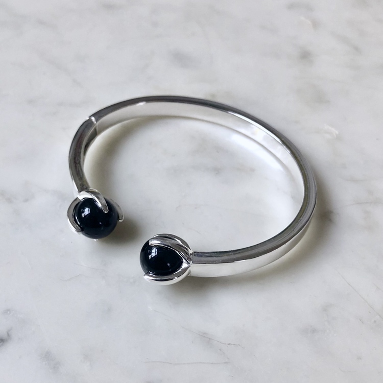 Silverarmband med två stenar i svart onyx. Silver bracelet with two stones in black onyx