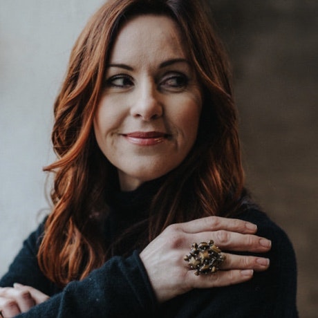 kvinna med stor silverring med tigeröga. woman with big silver ring with tiger eye