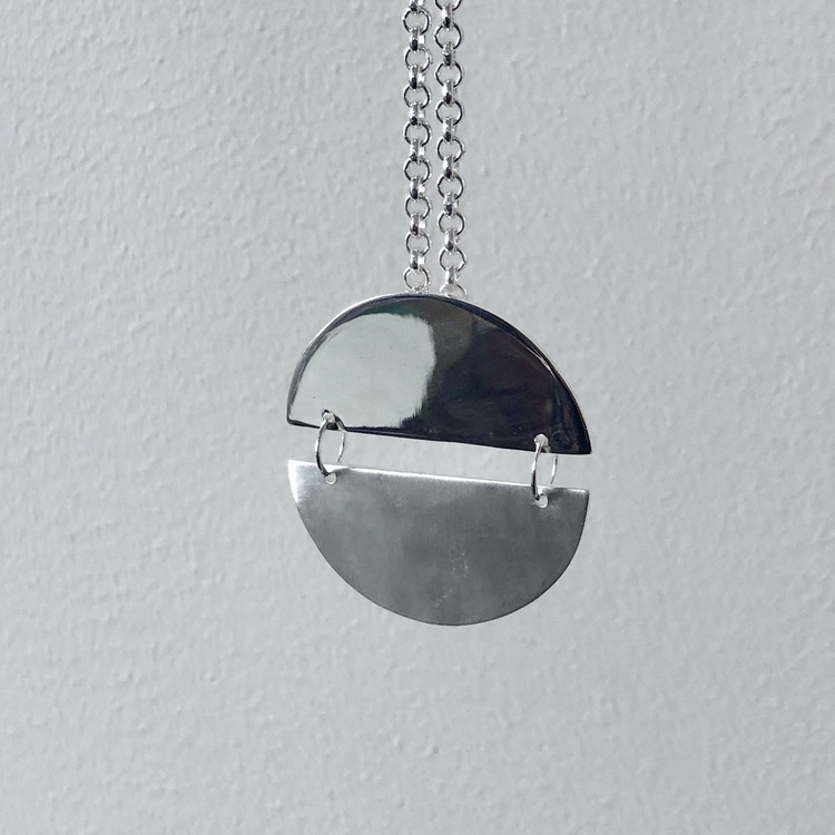 Stort hänge i silver med två halvcirklar. Big Silver pendant with two half circles