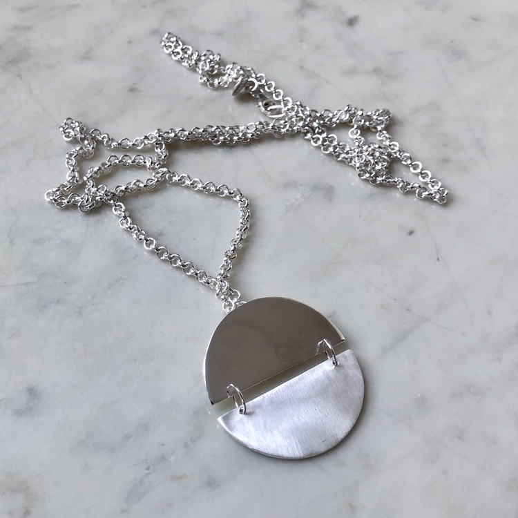 Silverhänge på lång silverkedja. Silver pendant on a long silver chain