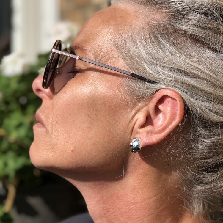 Kvinna med Silverörhängen, del av försäljningen till bröstcancerförbundet. Woman with Silver earrings