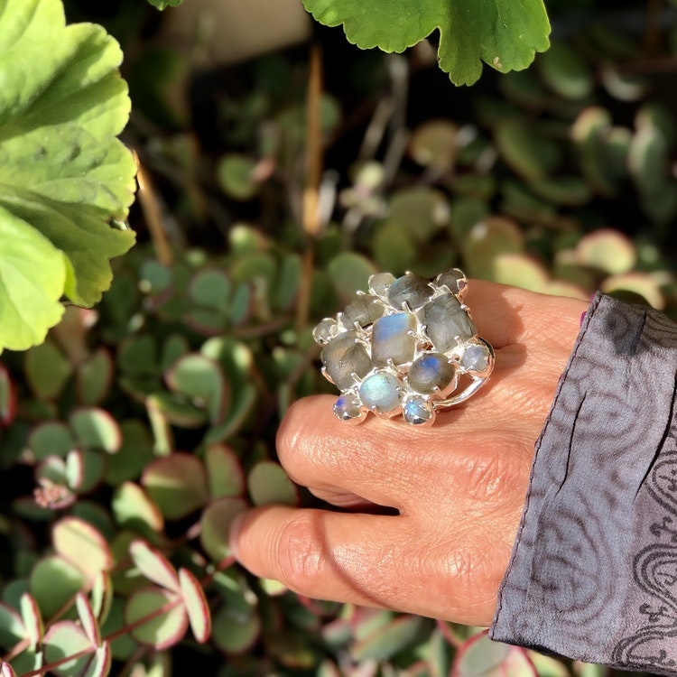 Stor silverring med mattslipade Labradoritstenar. Big silver ring with Labradorite stones