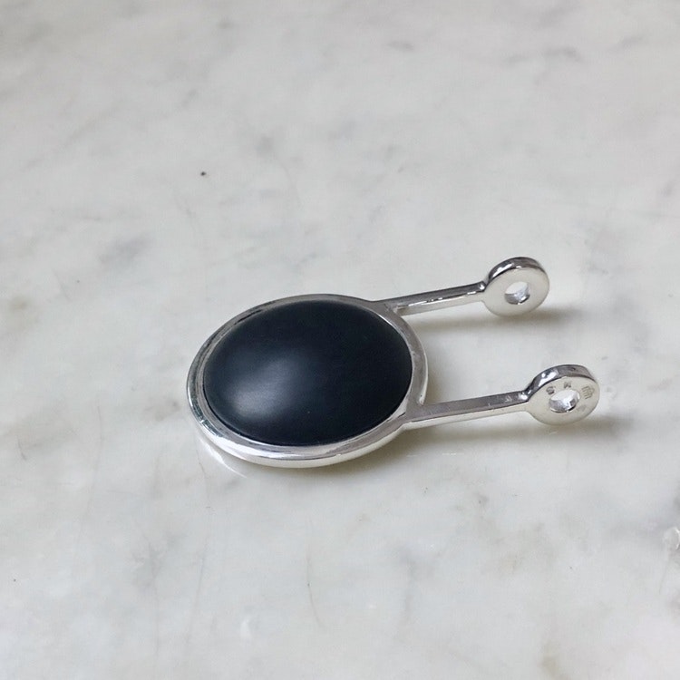 Stort silverhänge med svart onyx. Big silver pendant with black onyx