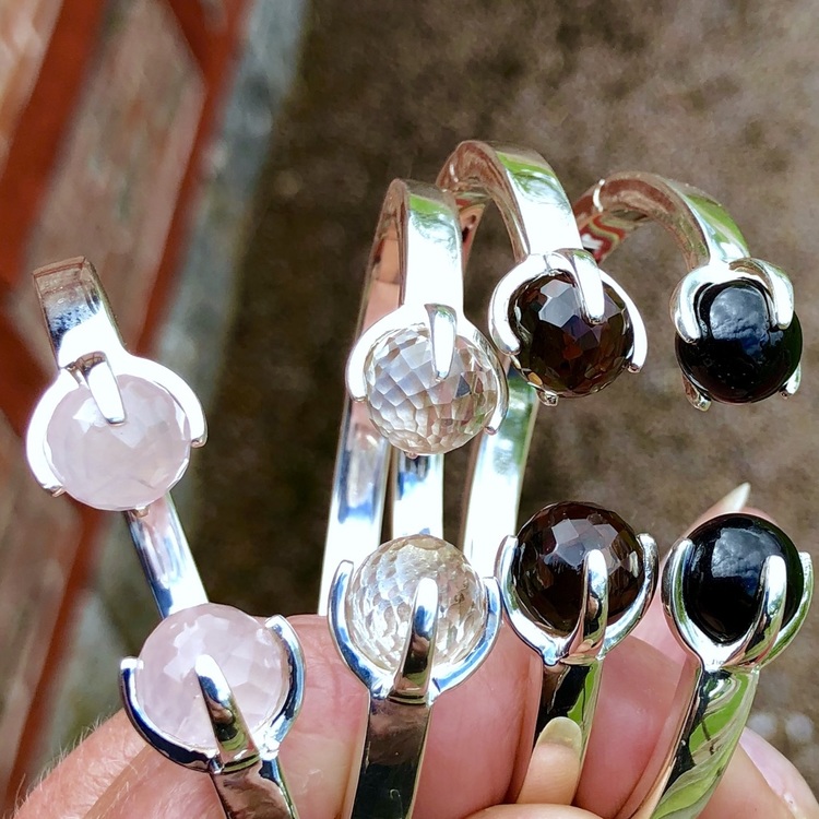 Silverarmband med rosenkvarts, rökkvarts, onyx och kristallkvarts. Silver bracelets with rose quartz, crystal quartz, smokey quartz and onyx