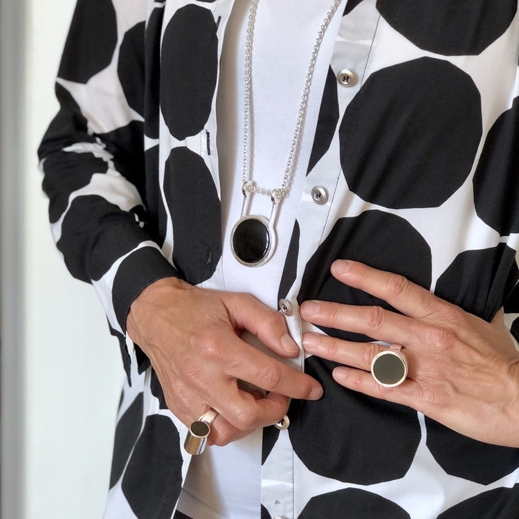 stora silverringar och hänge med mattslipad onyx. Big silver rings and pendant with mat polished onyx