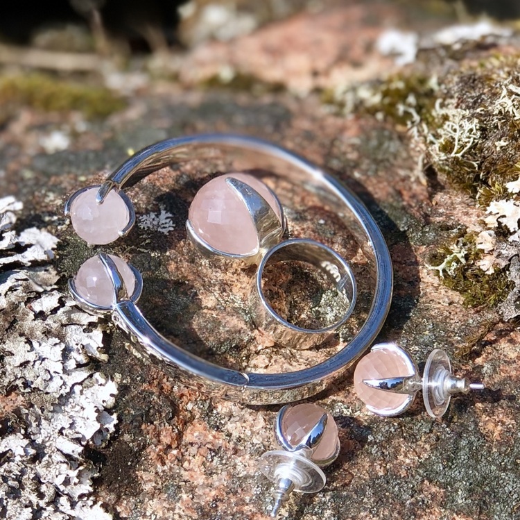 Smyckes-set i silver med rosenkvarts. Jewellery set in silver with rose quartz.
