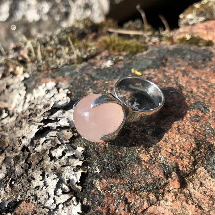 Stor silverring med rosenkvarts. Big silver ring with rose quartz